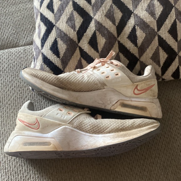 I am so Nike women’s size shoes, size 8 Good condition. - Picture 3 of 5